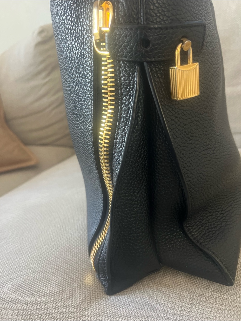 Tom Ford Black Pebbled Leather Hobo Shoulder Bag with Zip Pouch - Picture 6 of 6